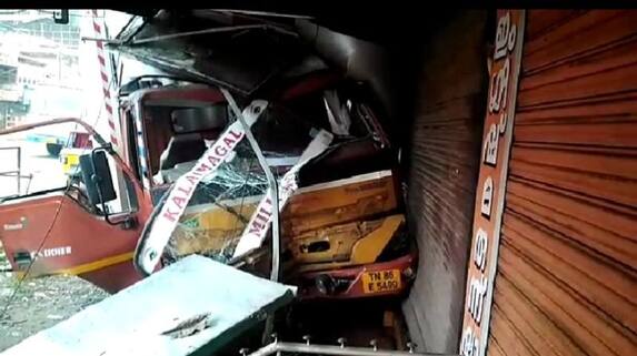 milk van crashed into a jewelry store in Kozhikode milk van crashed into a jewelry store in Kozhikode