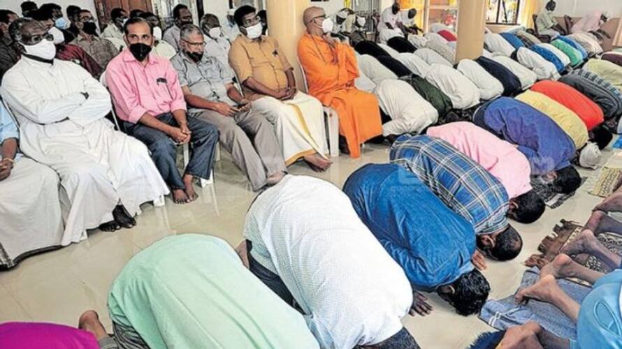 Friday prayers at the Markaz Mosque in Alappuzha as an example of religious harmony Friday prayers at the Markaz Mosque in Alappuzha as an example of religious harmony