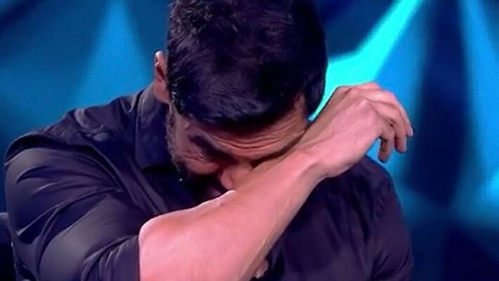 John Abraham suddenly cried in front of Amitabh Bachchan in Kaun banega crorepati kpg John Abraham suddenly cried in front of Amitabh Bachchan in Kaun banega crorepati kpg
