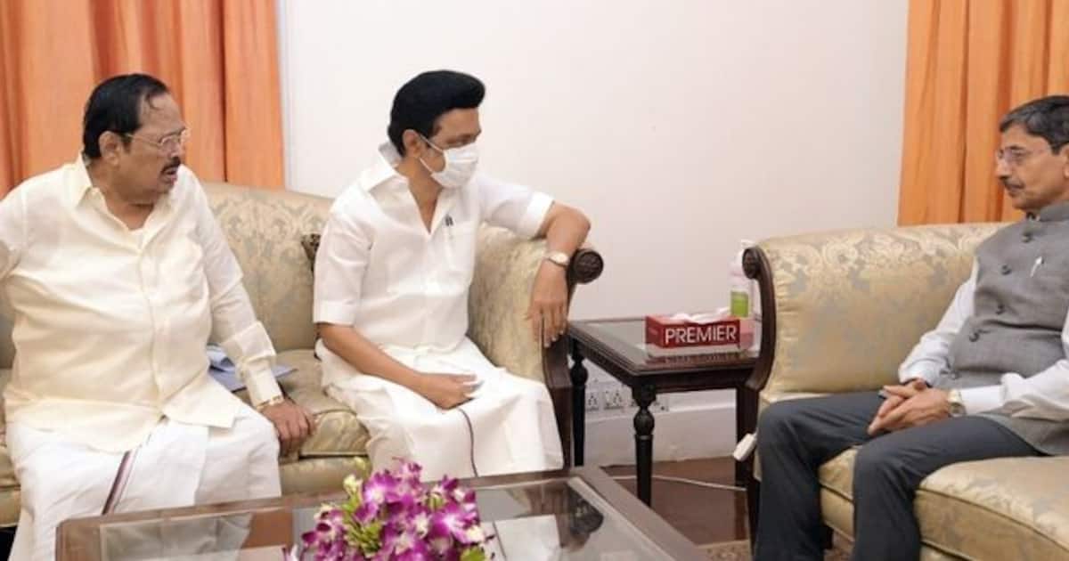 கையை தூக்கி கவர்னர் முன்பாக ‘கெத்தாக’  உட்கார்ந்த ஸ்டாலின்..! நீட் விவகாரத்தில் முக்கிய சந்திப்பு... !