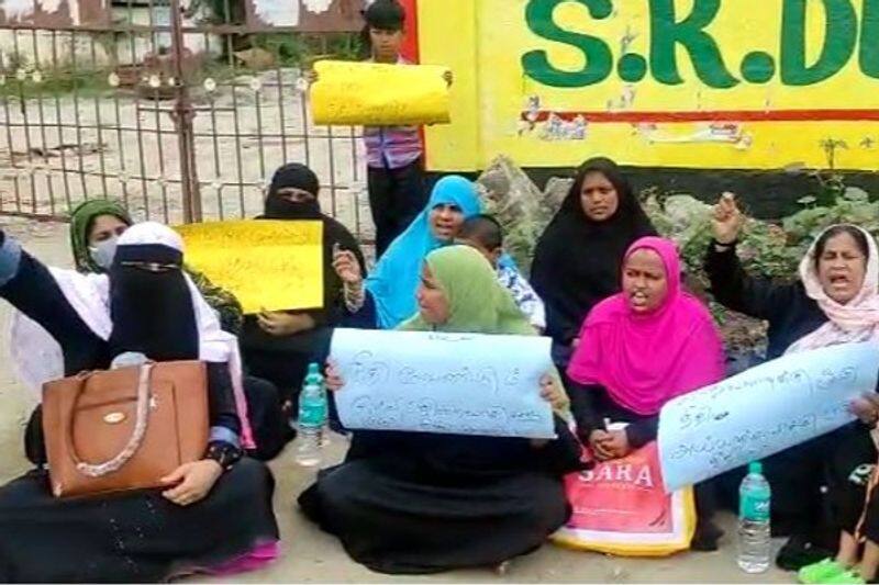 Women protest on the road demanding the release of Islamic prisoners