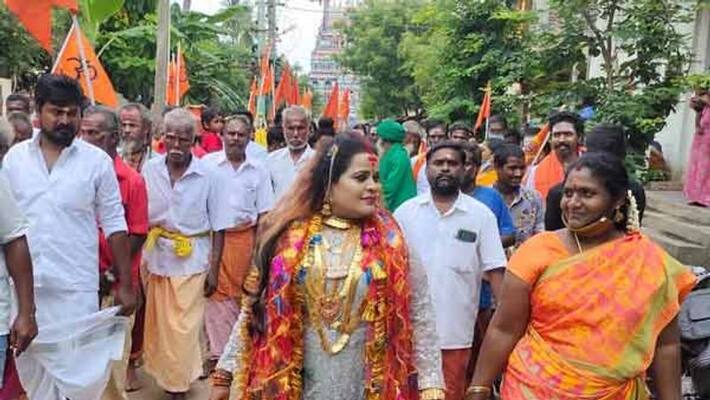 Samiyattam during the police investigation ... Thieves of Dillalangadi female preacher Kalimatha Samiyattam during the police investigation ... Thieves of Dillalangadi female preacher Kalimatha