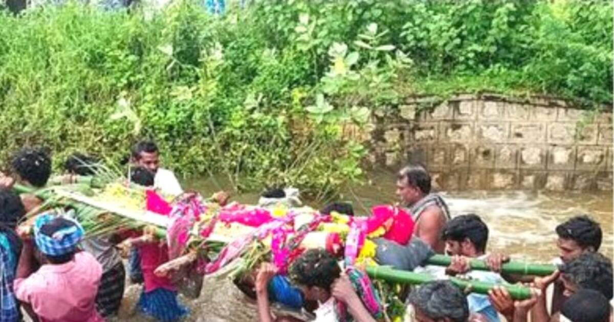வெள்ளத்தில் சுடுகாட்டுக்கு கொண்டு சென்ற 'சடலம்'...  தொடர்மழையால் கரூரில் ஏற்பட்ட அவலம் !