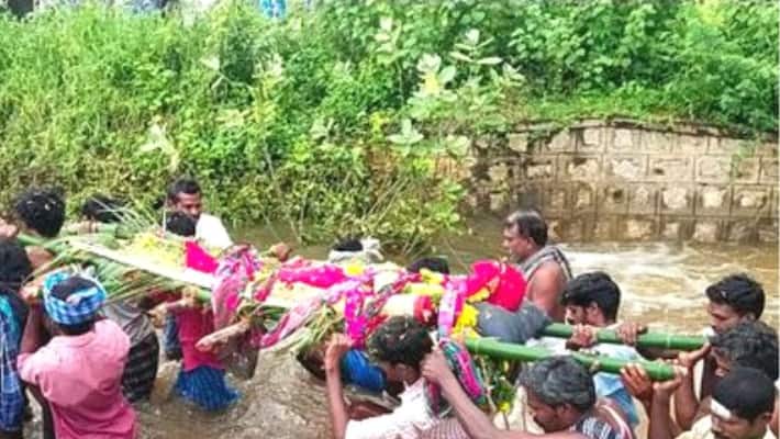 The incident in which the body was taken to the crematorium in the flood waters of more than 4 feet is shocking at karur The incident in which the body was taken to the crematorium in the flood waters of more than 4 feet is shocking at karur