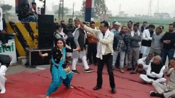 Haryana Karnal Ragini program farmers movement Bastara toll plaza Girls dance farmers spend money and celebrate UDT Haryana Karnal Ragini program farmers movement Bastara toll plaza Girls dance farmers spend money and celebrate UDT