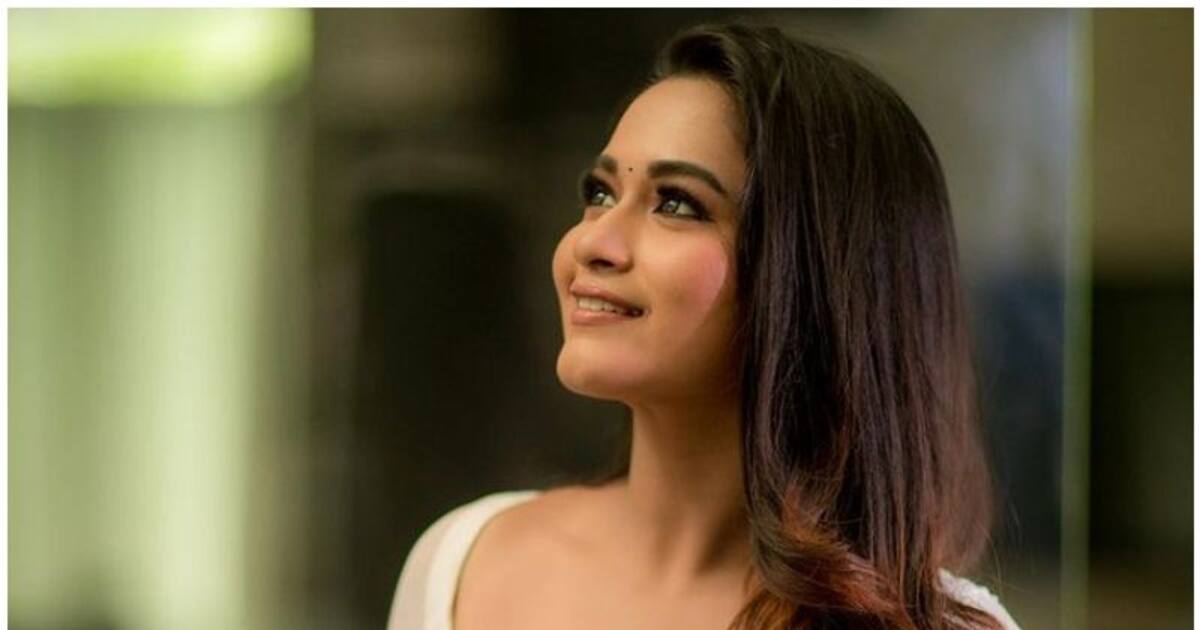 பாண்டியன் ஸ்டோர் புதிய முல்லை காவியாவா இது? டீப் நெக்... ஒயிட் சல்வாரில் நயன்தாராவையே ஓவர் டேக் செய்யும் அழகு!