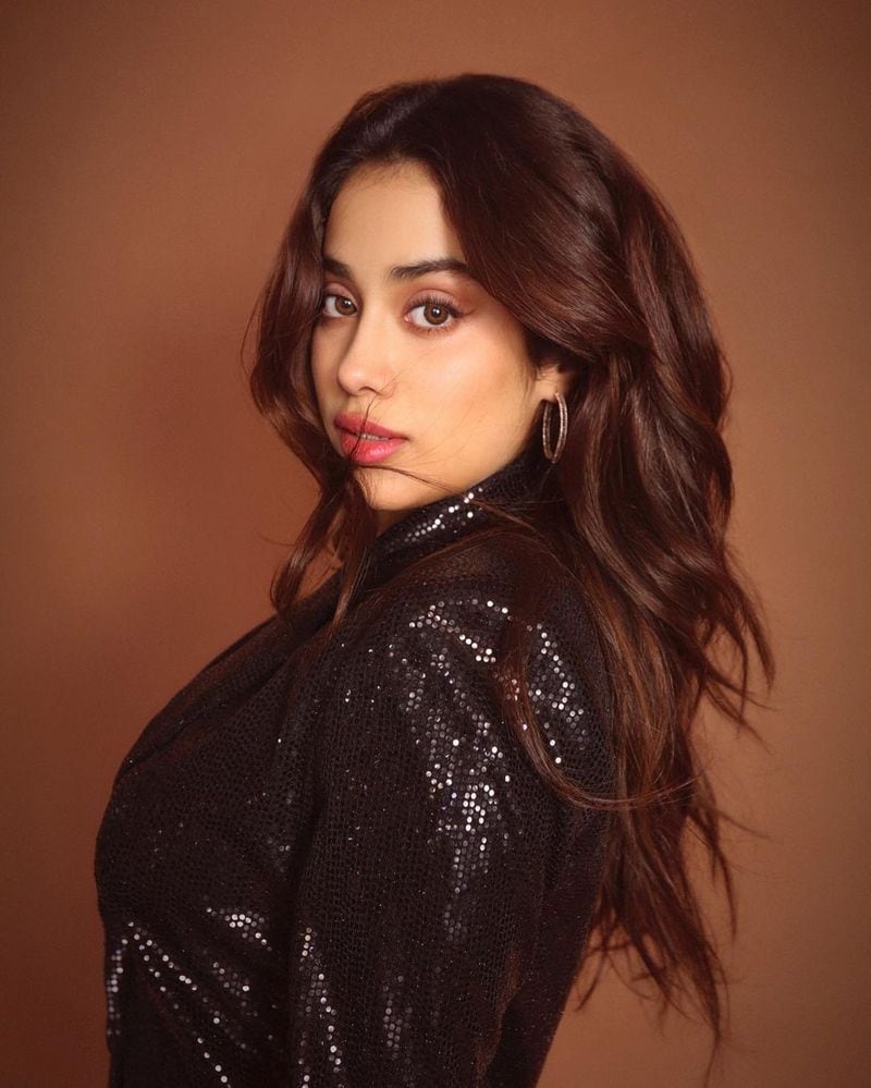 heroin janhvi kapoor goes bold stuns in black trendy wear