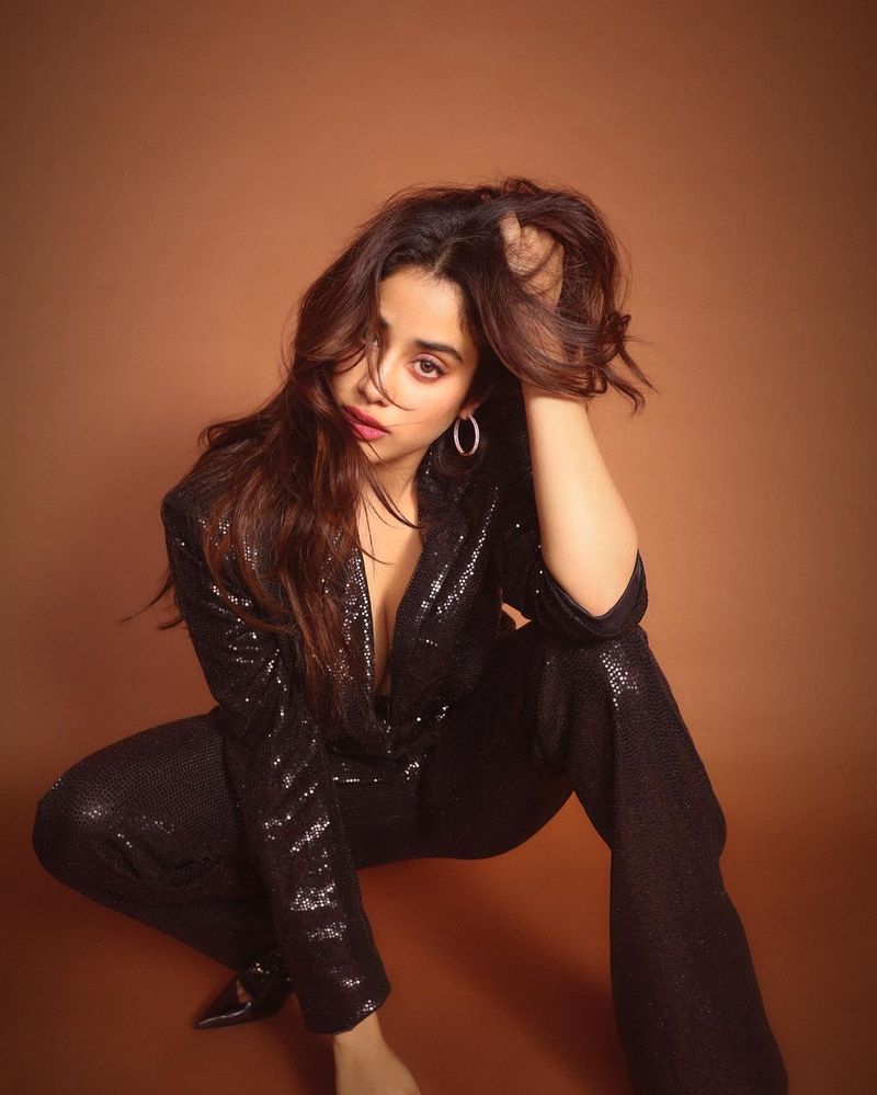 heroin janhvi kapoor goes bold stuns in black trendy wear