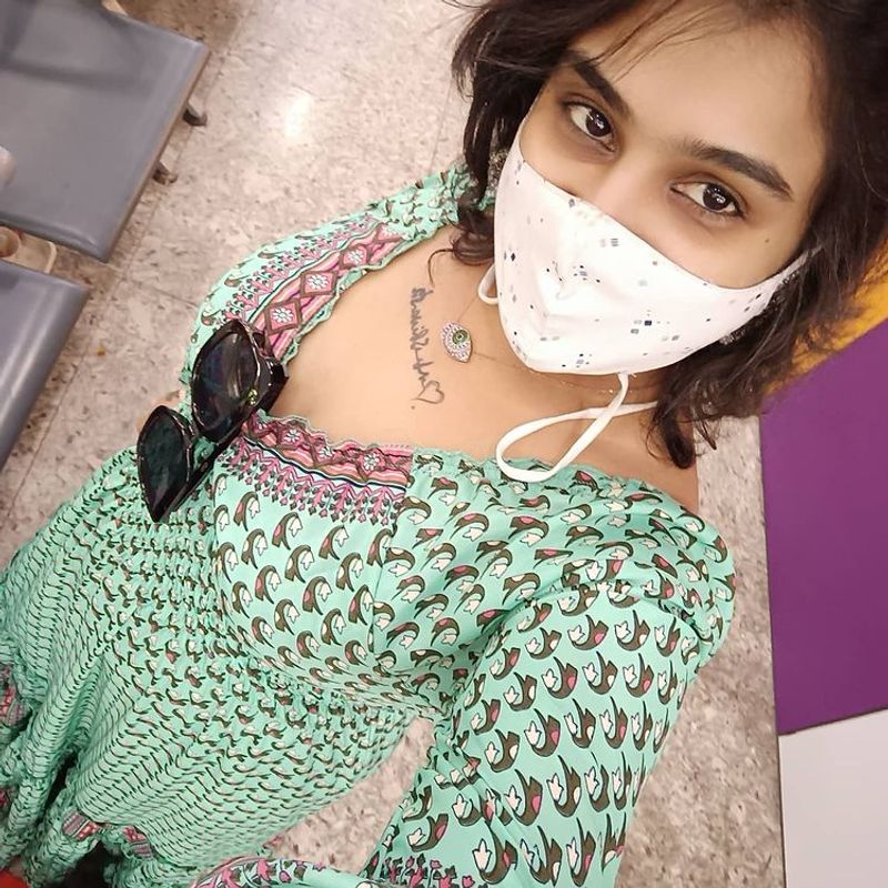 biggbboss vanintha new fashion necklas photos viral in internet