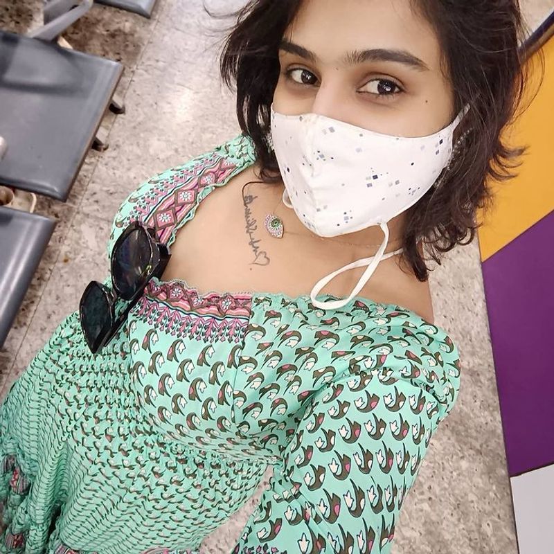 biggbboss vanintha new fashion necklas photos viral in internet