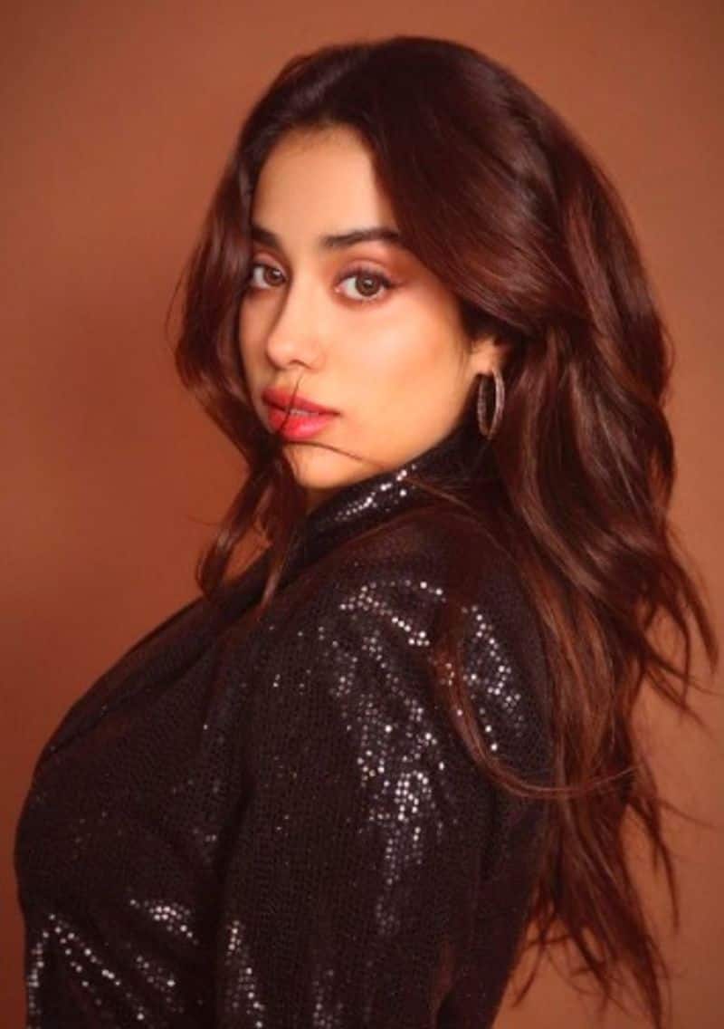 Janhvi Kapoor goes BRALESS with NUDE makeup check out her latest pictures