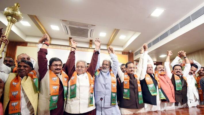 Another blow to SP-BSP before UP elections, many big leaders including former ministers join BJP Another blow to SP-BSP before UP elections, many big leaders including former ministers join BJP