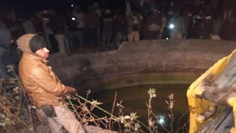 MP Rajgarh major accident occurred when car fell into a 40 feet deep well after 4 hours rescued UDT