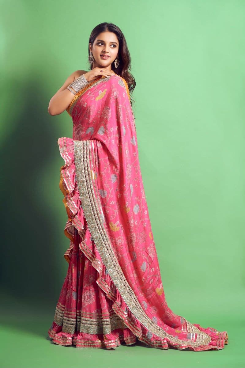 Nidhhi Agerwal stunning pink saree photos goes viral