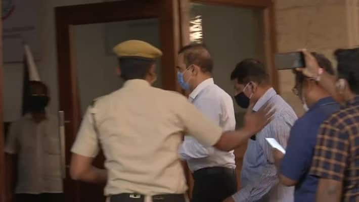 Mumbai Police investigate after meeting between Parambir Singh and Sachin Waje in Chandiwal commission room UDT Mumbai Police investigate after meeting between Parambir Singh and Sachin Waje in Chandiwal commission room UDT