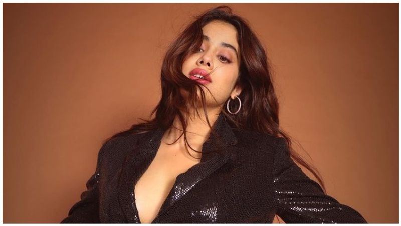 Janhvi Kapoor goes BRALESS with NUDE makeup check out her latest pictures