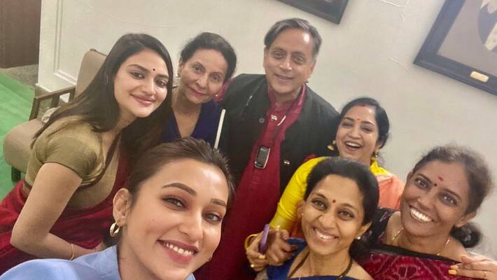 Sasitharoor selfie photo Sasitharoor selfie photo