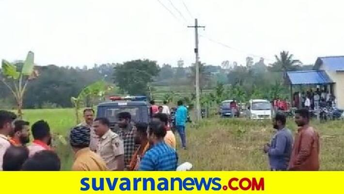 Bajrang Dal Members Barge Into a Prayer Hall in Karnataka Hassan, Allege Conversion mah Bajrang Dal Members Barge Into a Prayer Hall in Karnataka Hassan, Allege Conversion mah