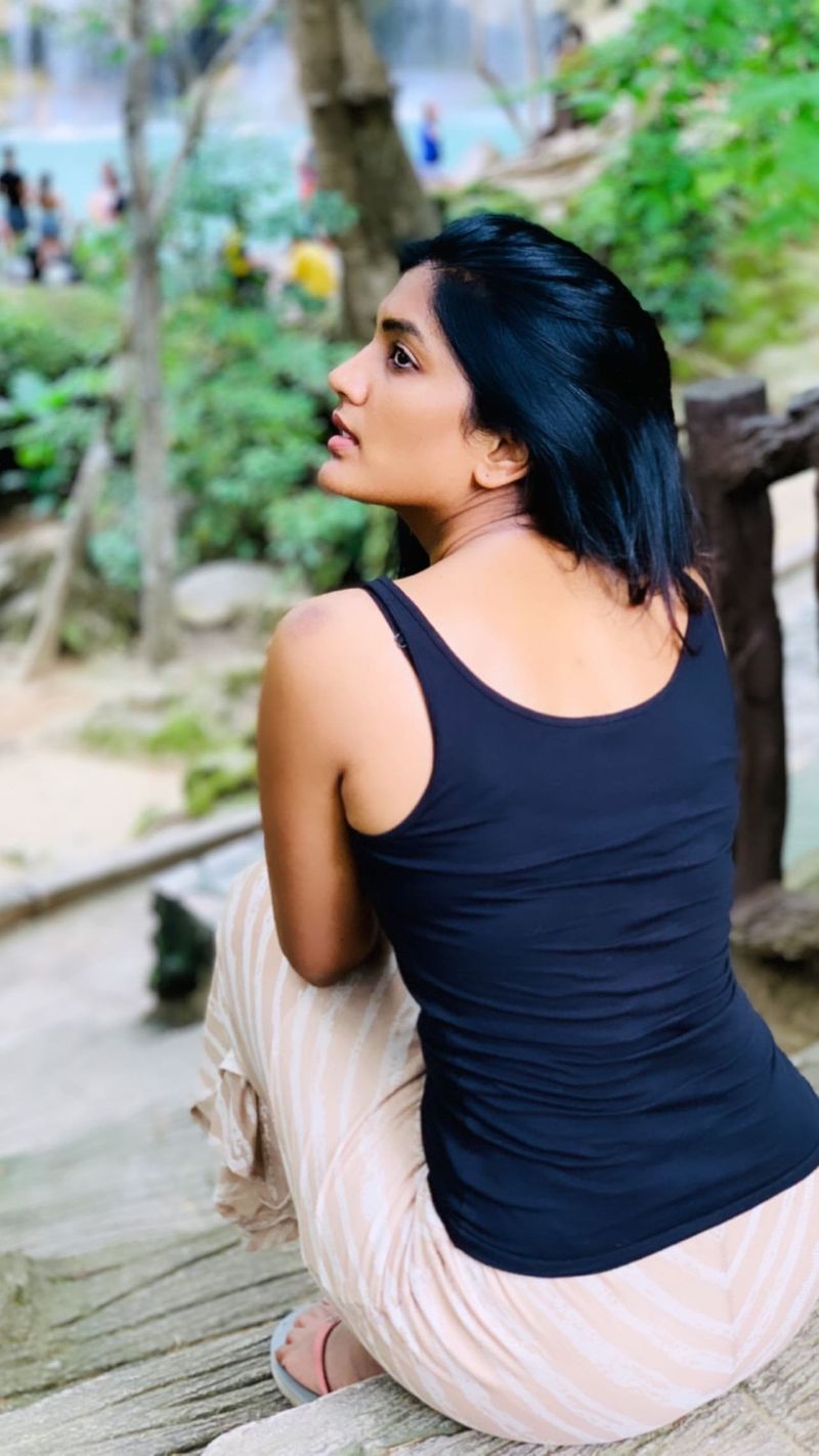 eesha rebba bold statement about good mood netizens hot comment
