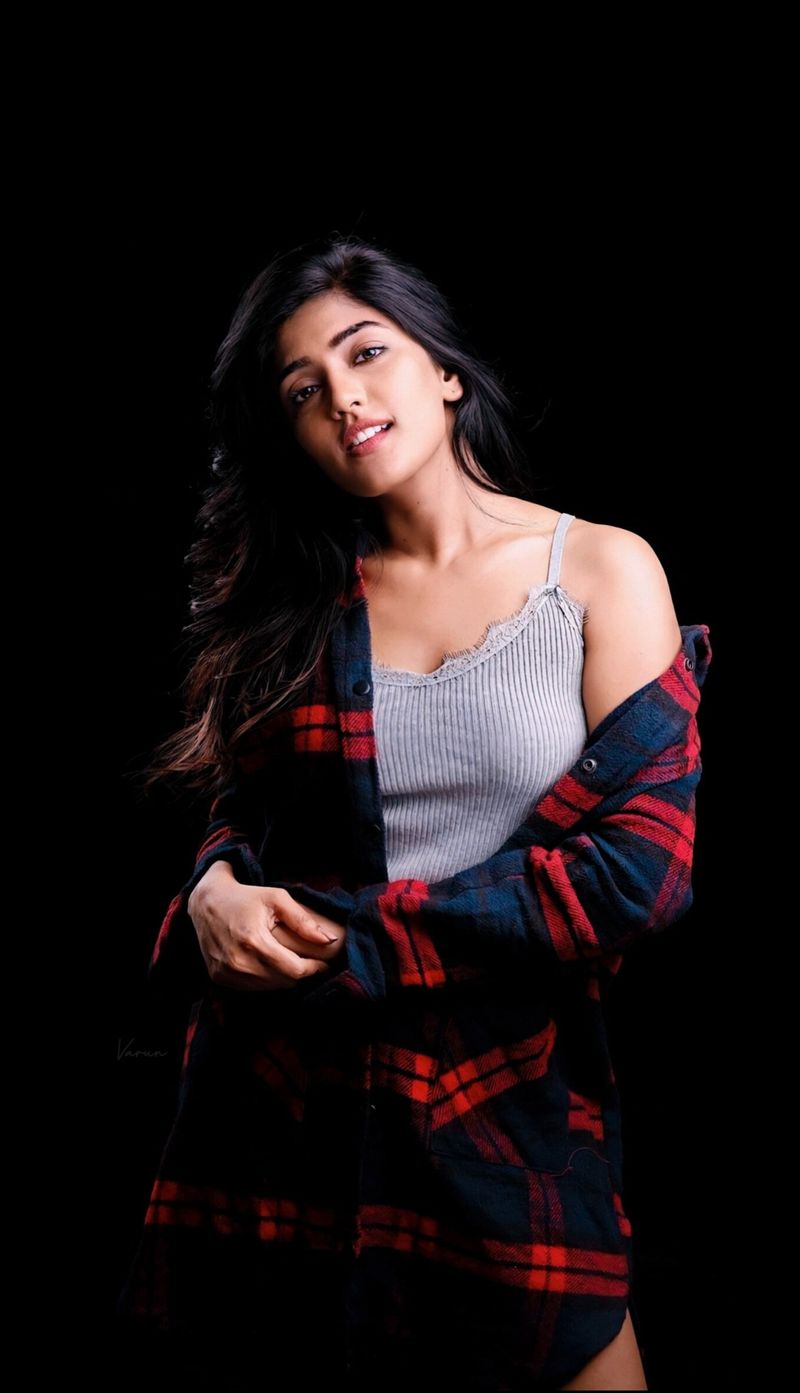 eesha rebba bold statement about good mood netizens hot comment
