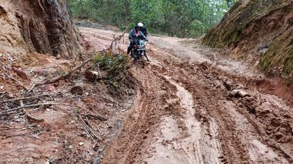 Construction of the flood-ravaged Munnar-Silent Valley road has not yet begun Construction of the flood-ravaged Munnar-Silent Valley road has not yet begun
