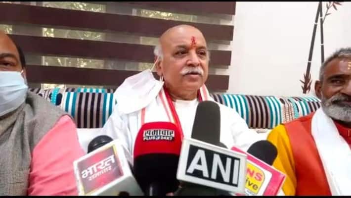 Big statement of former VHP president Praveen Togadia, said- Rahul-Sonia and Yogi Adityanath wearing the garb of Hinduisation Big statement of former VHP president Praveen Togadia, said- Rahul-Sonia and Yogi Adityanath wearing the garb of Hinduisation