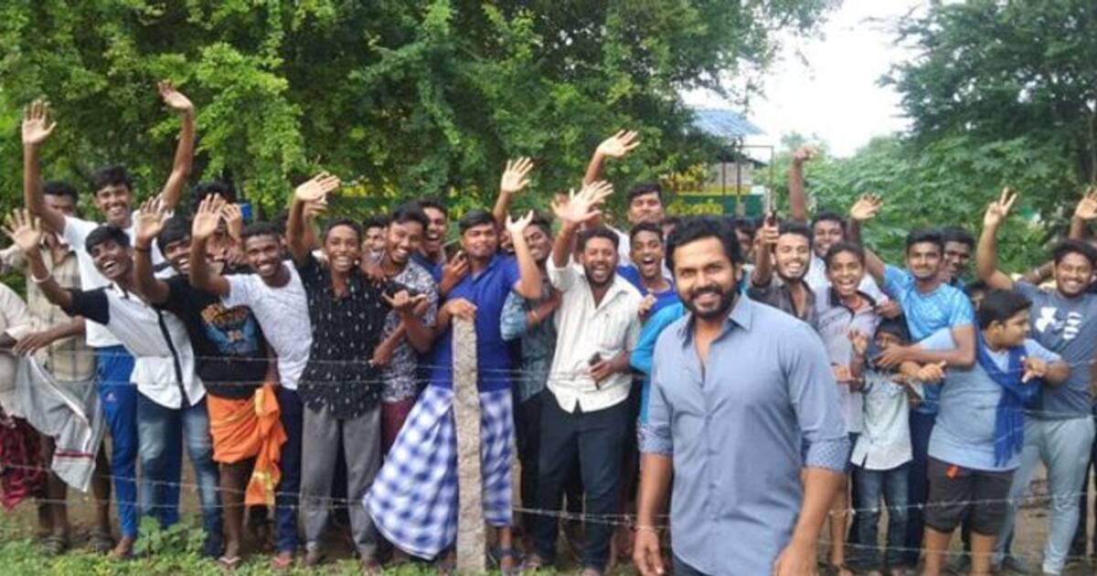 viruman ரசிகர்கள் சூழ மாஸ் போஸ் கொடுக்கும் கார்த்தி; விருமன் சூட்டிங் ஸ்பாட் புகைப்படங்கள்