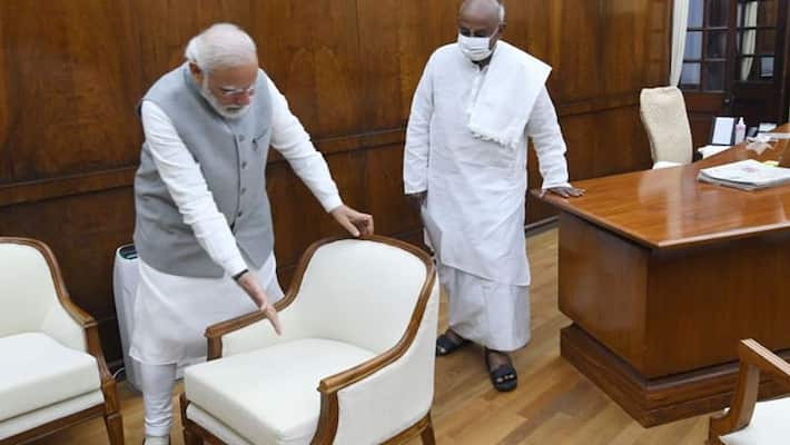 Historical picture, When PM Narendra Modi met former PM HD Deve Gowda KPA Historical picture, When PM Narendra Modi met former PM HD Deve Gowda KPA