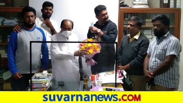 Ex MLC CR Manohar meets congress Leader veerappa moily snr Ex MLC CR Manohar meets congress Leader veerappa moily snr