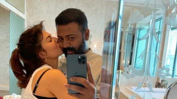 Jacqueline Fernandez indulges in passionate kiss with married conman Sukesh Chandrasekhar, see pic SCJ Jacqueline Fernandez indulges in passionate kiss with married conman Sukesh Chandrasekhar, see pic SCJ