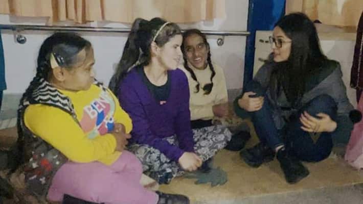 Punjab Amritsar Shehnaaz Gill pays obeisance Golden Temple and Pingalwara Orphanage met with children and elders UDT Punjab Amritsar Shehnaaz Gill pays obeisance Golden Temple and Pingalwara Orphanage met with children and elders UDT