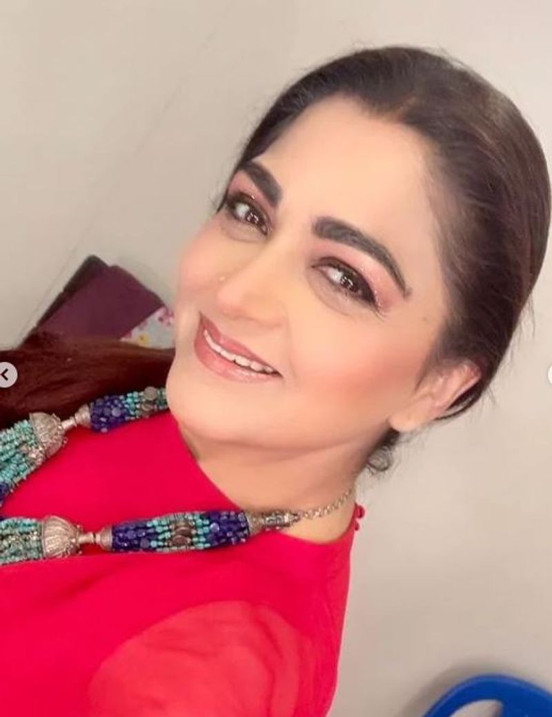 Actress kushboo look like hansika recent photos fire in internet