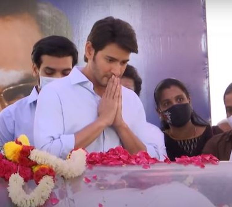 Tollywood top stars pawan mahesh, ntr allu arjun pays tribute to sirivennela