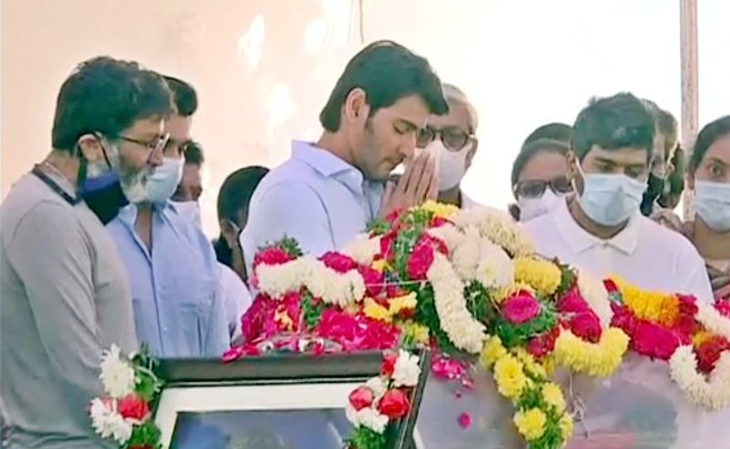 Tollywood top stars pawan mahesh, ntr allu arjun pays tribute to sirivennela