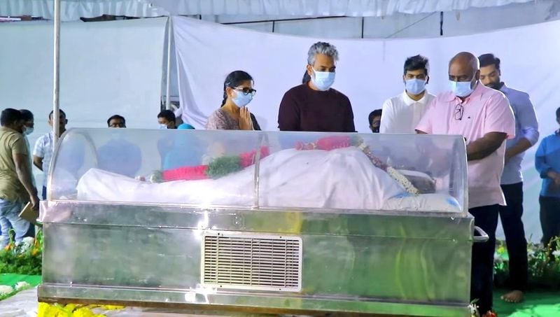 Tollywood top stars pawan mahesh, ntr allu arjun pays tribute to sirivennela