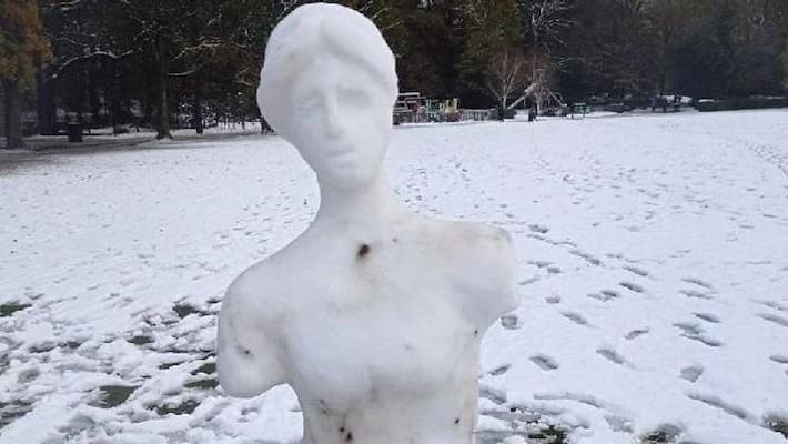 unknown artist recreate Venus de Milo statue in snow unknown artist recreate Venus de Milo statue in snow