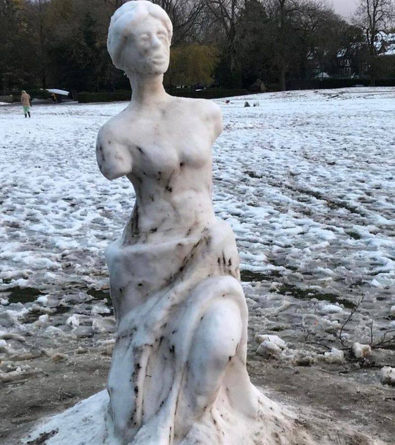 unknown artist recreate Venus de Milo statue in snow