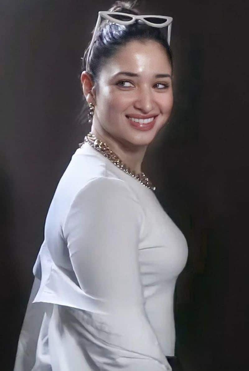 Alluring Actress tamannaah bhatia hot photos viral in internet