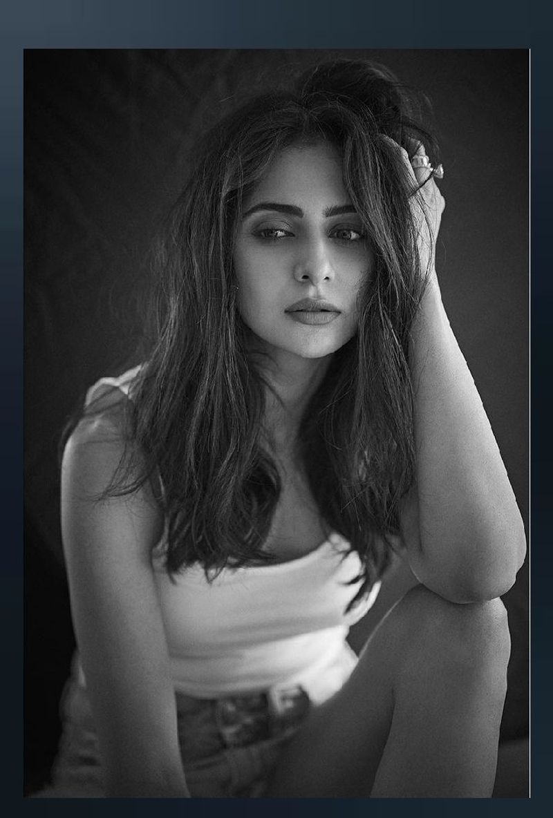 rakul preet singh shared black and whight hot pic netizens funny comments