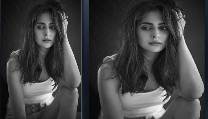 rakul preet singh shared black and whight hot pic netizens funny comments