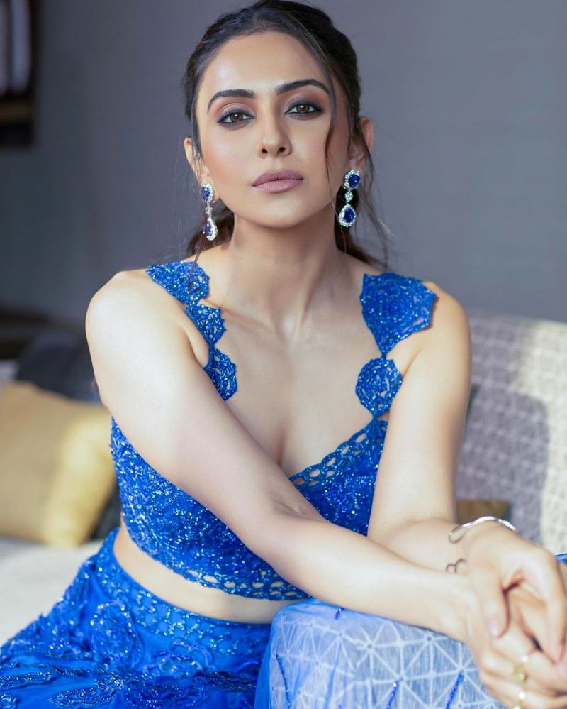 rakul preet singh shared black and whight hot pic netizens funny comments