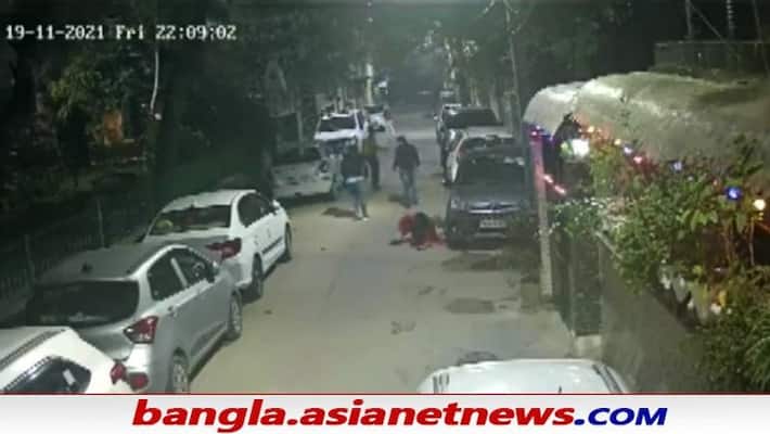 A Woman and her 2 daughters thrashed in Delhi's Shalimar Bagh, video goes viral ALB A Woman and her 2 daughters thrashed in Delhi's Shalimar Bagh, video goes viral ALB