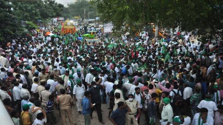 Tension prevails at Pasalapudi After Police Stopped Amaravati Farmers padayatra Tension prevails at Pasalapudi After Police Stopped Amaravati Farmers padayatra