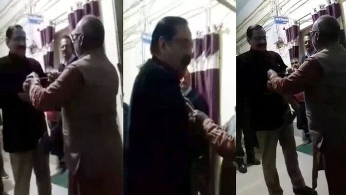 MP Rewa APS University Deputy Registrar Lal Saheb Singh Retired farewell ceremony Angry employees tried to garland shoes UDT MP Rewa APS University Deputy Registrar Lal Saheb Singh Retired farewell ceremony Angry employees tried to garland shoes UDT