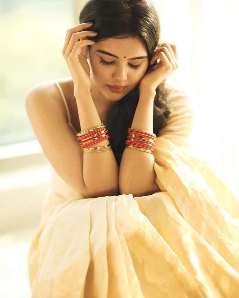 Maanaadu actress kalyani priyadharshan  looks elegant wid her blossoming smile