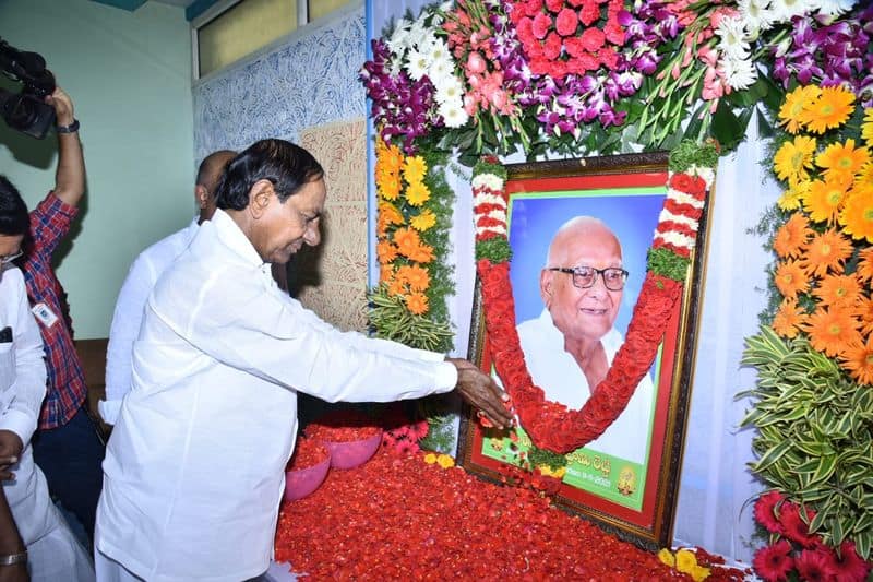 CM KCR tributes to gadwal mla krishnamohan reddy father bandla venkatrami reddy