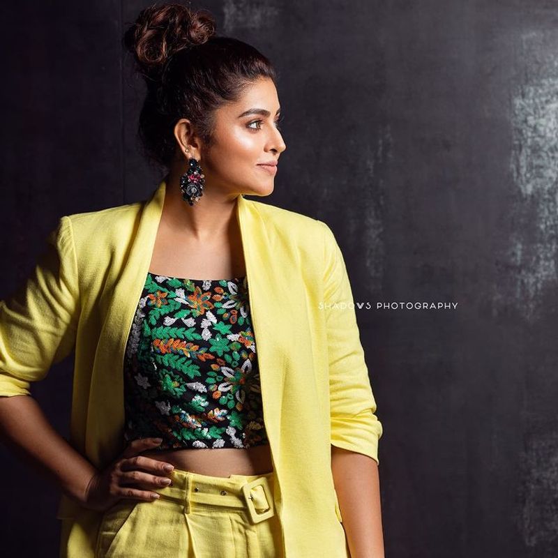 Actress sneha latest black dress hot photo fire in internet