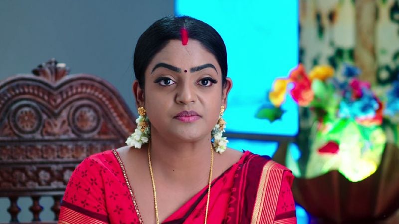 Priyamani lashes out at Monitha in todays Karthika deepam serial episode