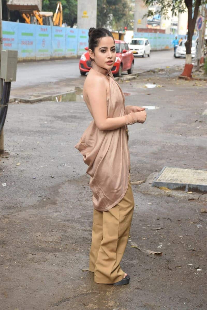 Urfi Javed goes BRALESS, poses in middle of Mumbai street; diva gets trolled (Pictures) RCB