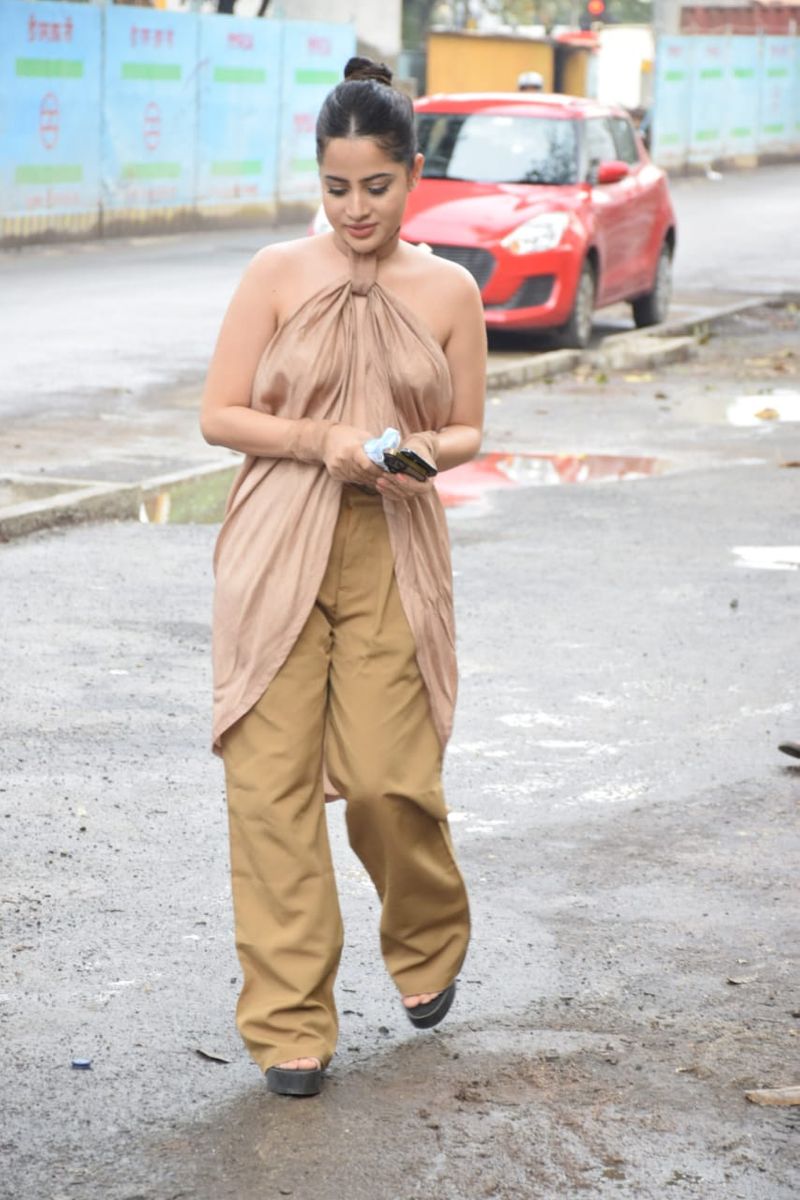 Urfi Javed trolled for buttoning up pants in front of camera video viral